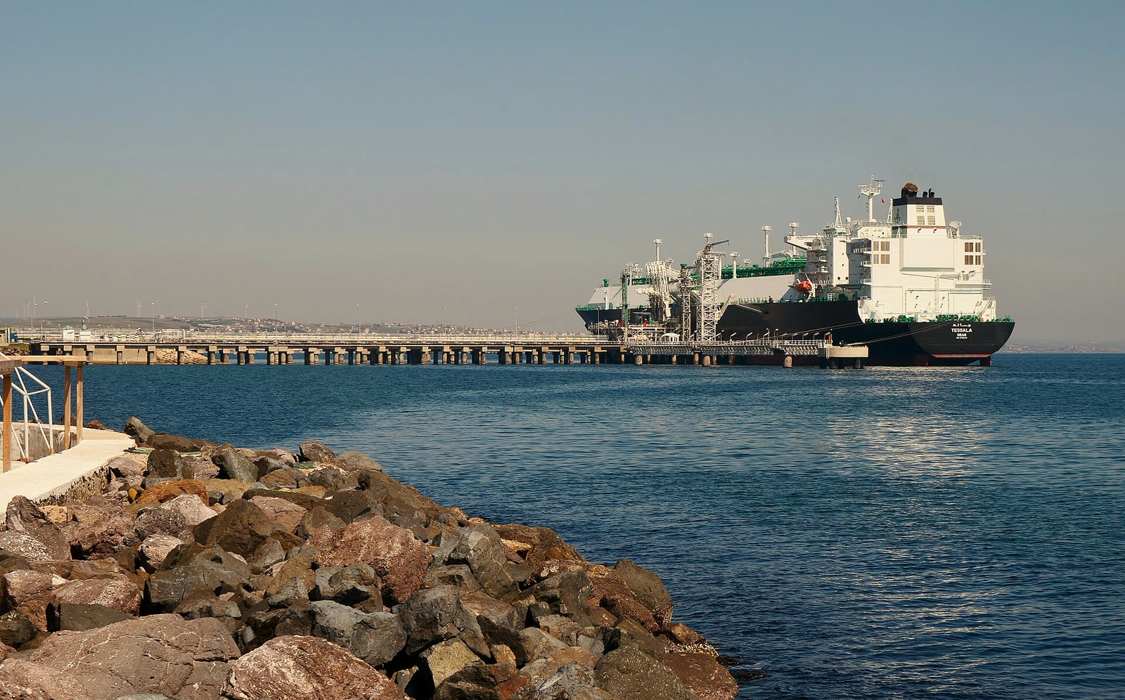 Marmara Ereğlisi LNG terminaline yanaşmış bir LNG gemisi (arşiv)
