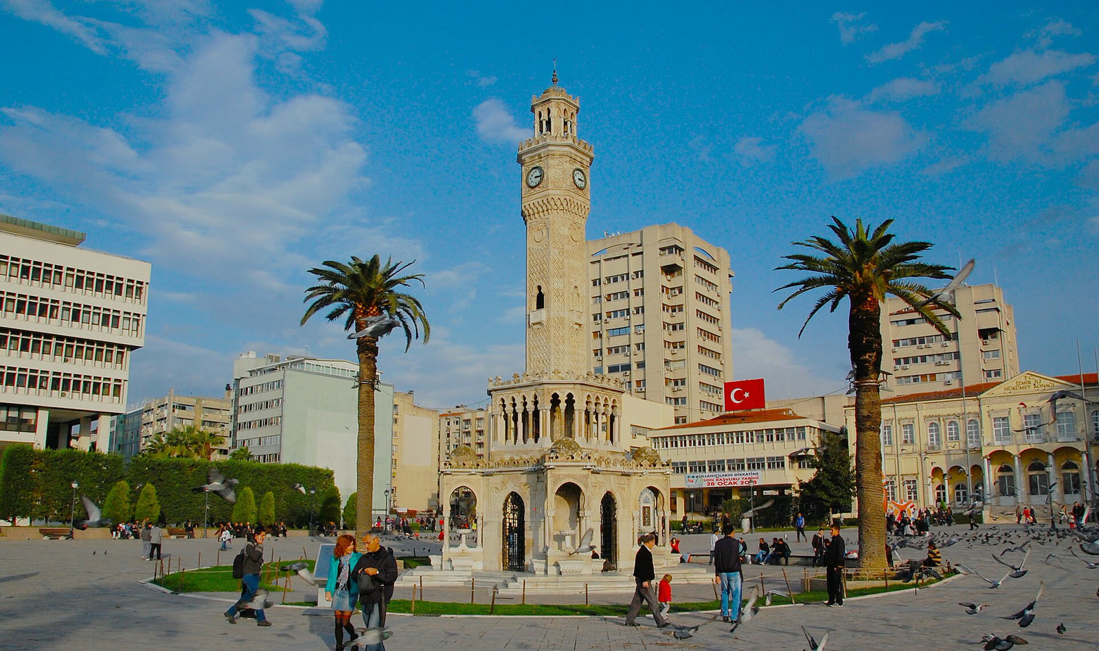 İzmir'in simgesi Konak Saat Kulesi ve Konak Meydanı (arşiv)