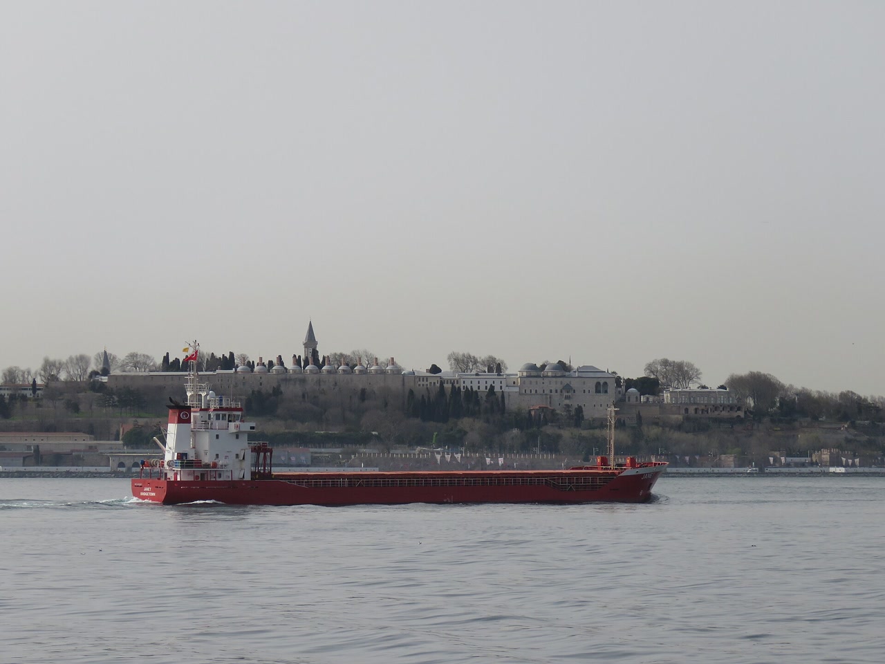 İstanbul Boğazı'ndan geçen bir yük gemisi