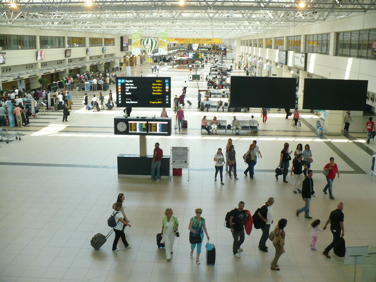Antalya Havalimanı terminal binasının içi (arşiv)