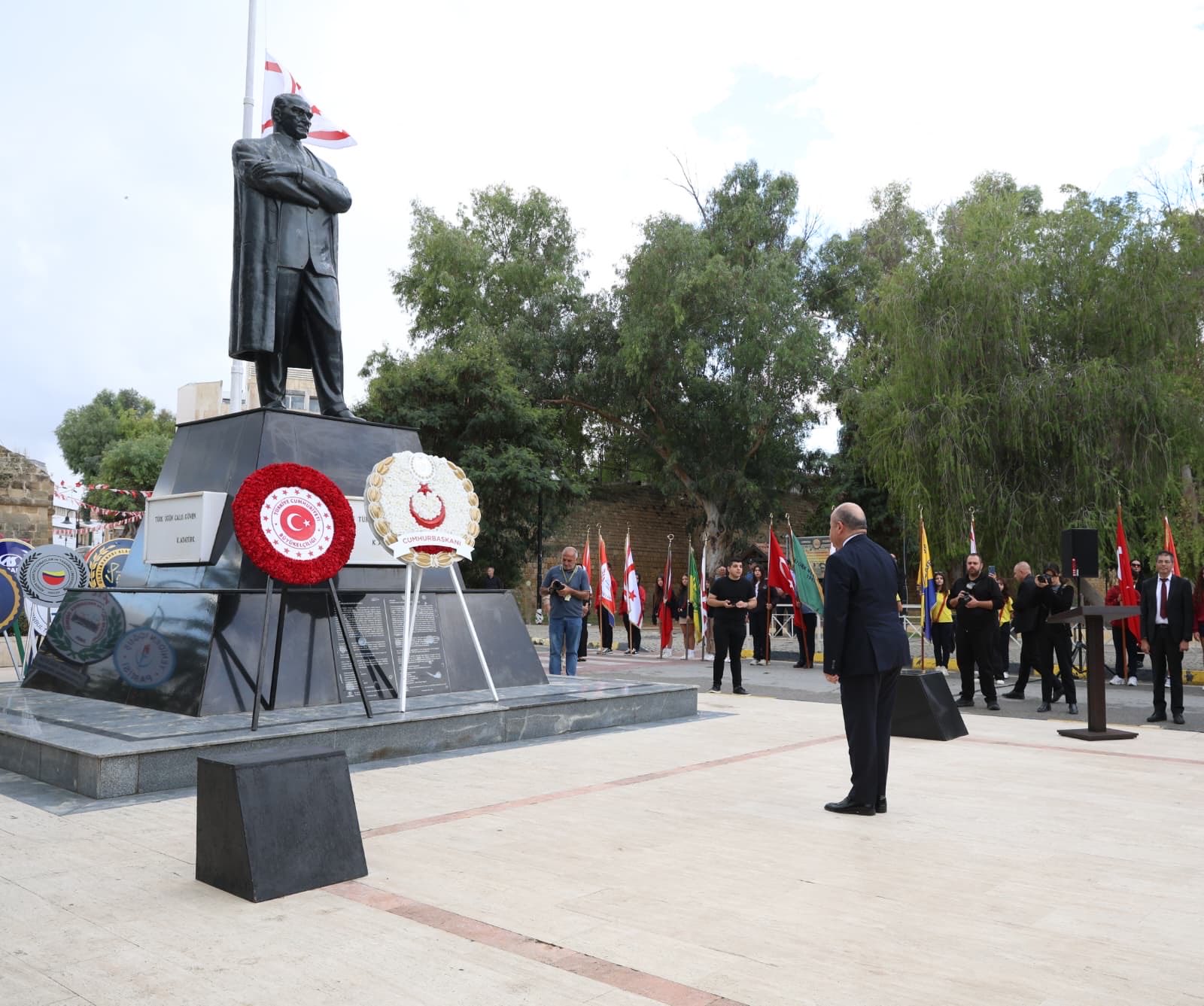 Lefkoşa Atatürk Anıtı'na sunulan çelenkler