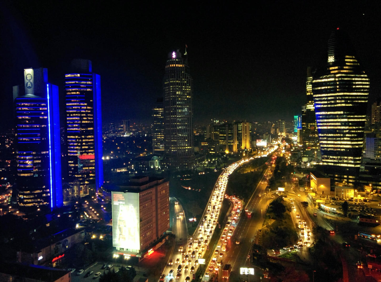 İstanbul'un finans merkezi Levent gece (arşiv)