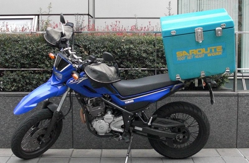 Paket kutulu bir kurye motosikleti (temsilî)
