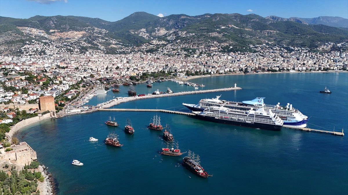Alanya Kalesi önünde demirleyen kruvaziyer gemisi