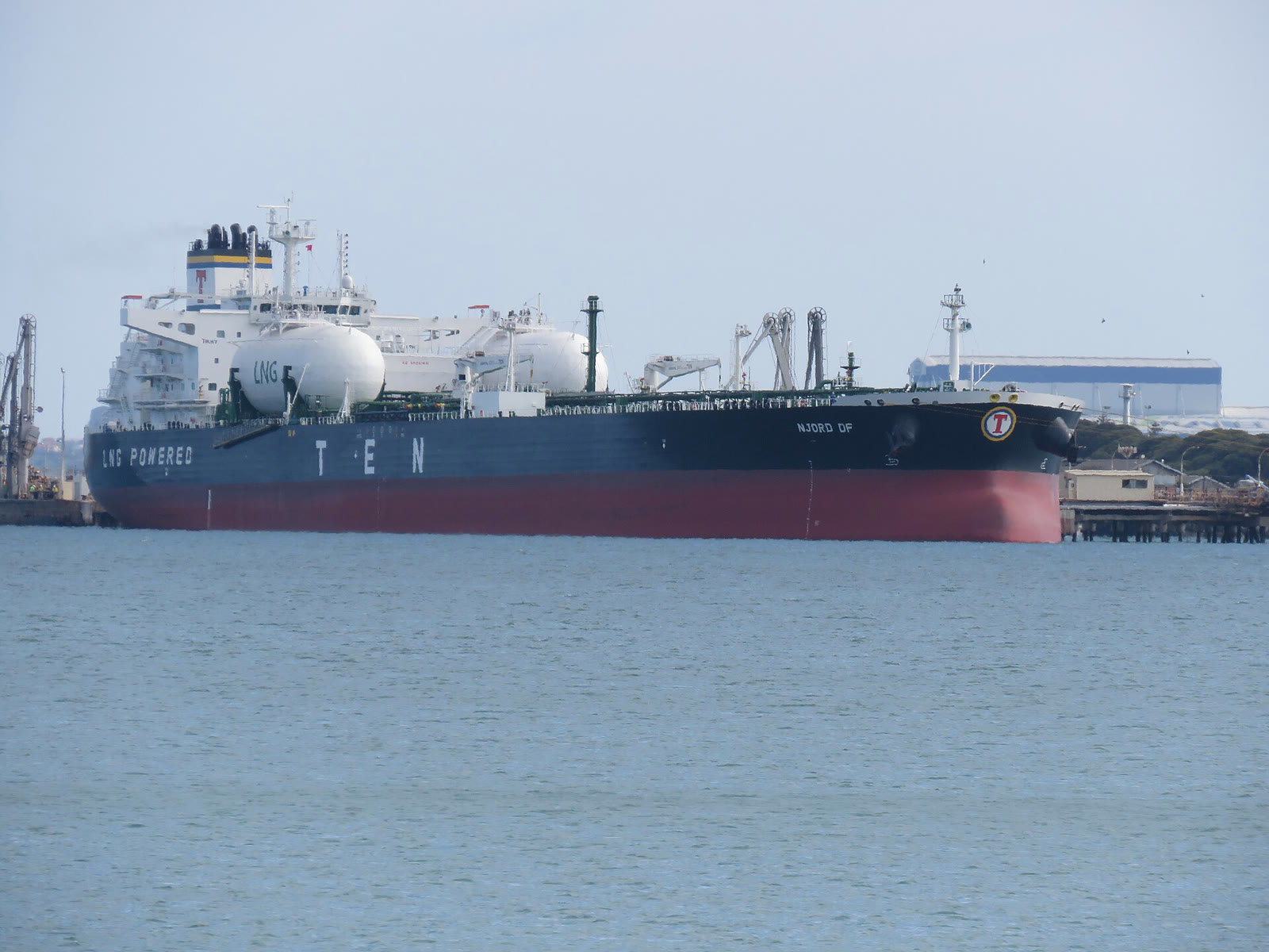 Bir rafineri iskelesine yanaşan tanker (arşiv)