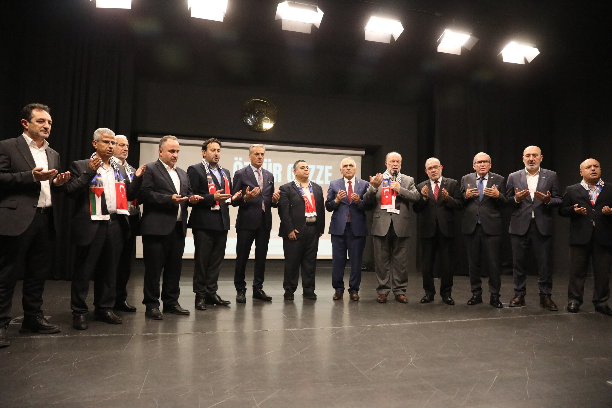 Sakarya'daki "Özgür Gazze, Özgür Filistin" programında katılımcılar dua ederken