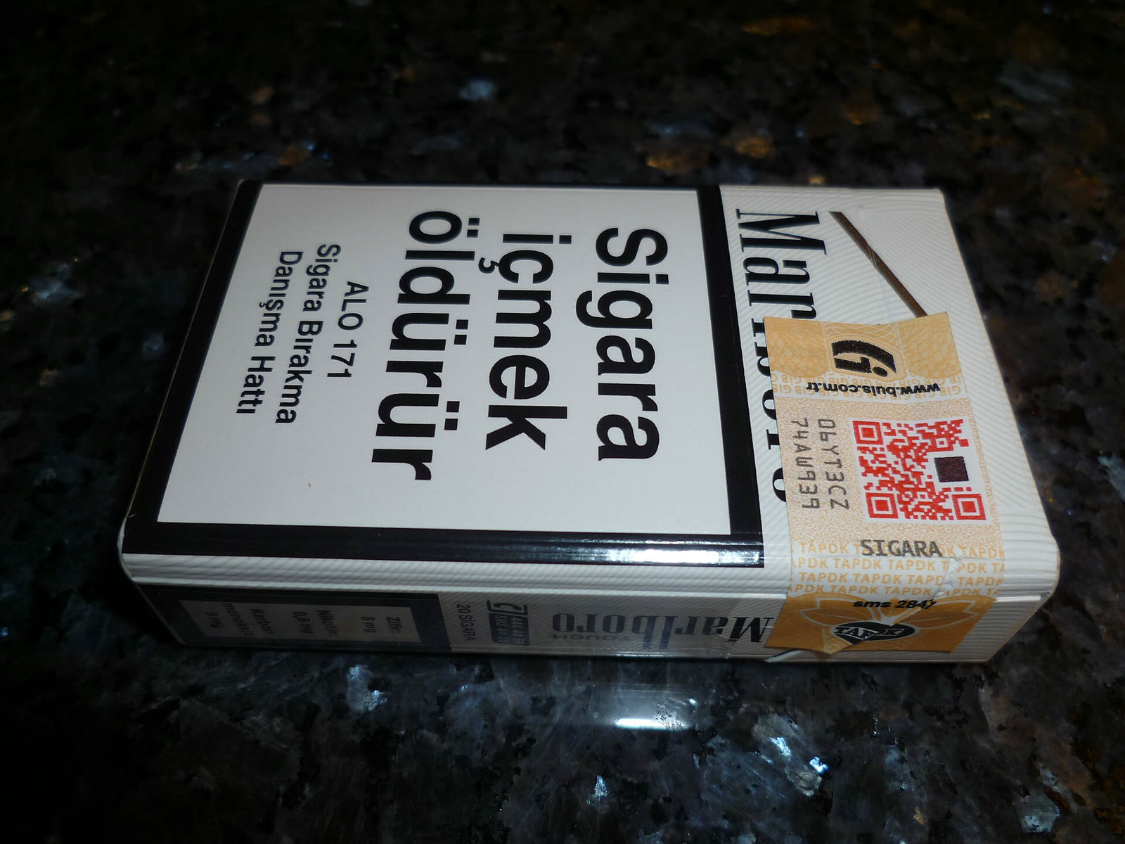 A cigarette pack with a health warning and tax stamp in Türkiye (archive)