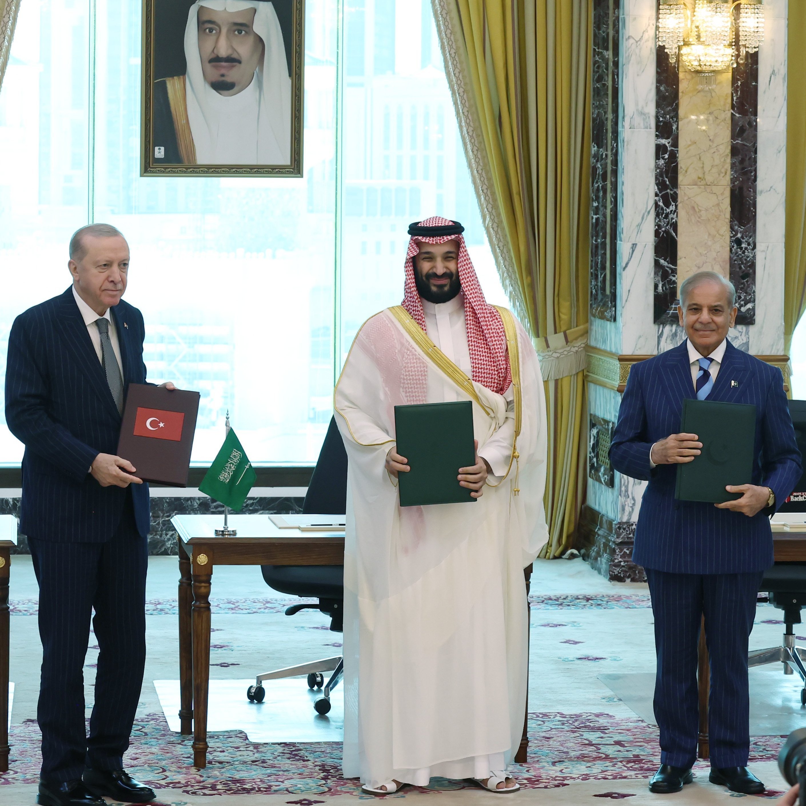 الرئيس أردوغان وولي العهد السعودي الأمير محمد بن سلمان ورئيس الوزراء الباكستاني شهباز شريف خلال مراسم توقيع اتفاق مكة للدفاع المشترك (أرشيف)