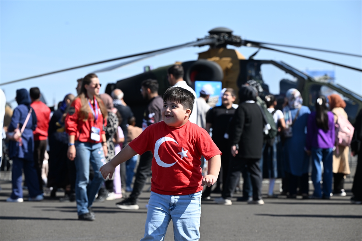 TEKNOFEST Güneydoğu'nun son gününde festival alanında bir çocuk