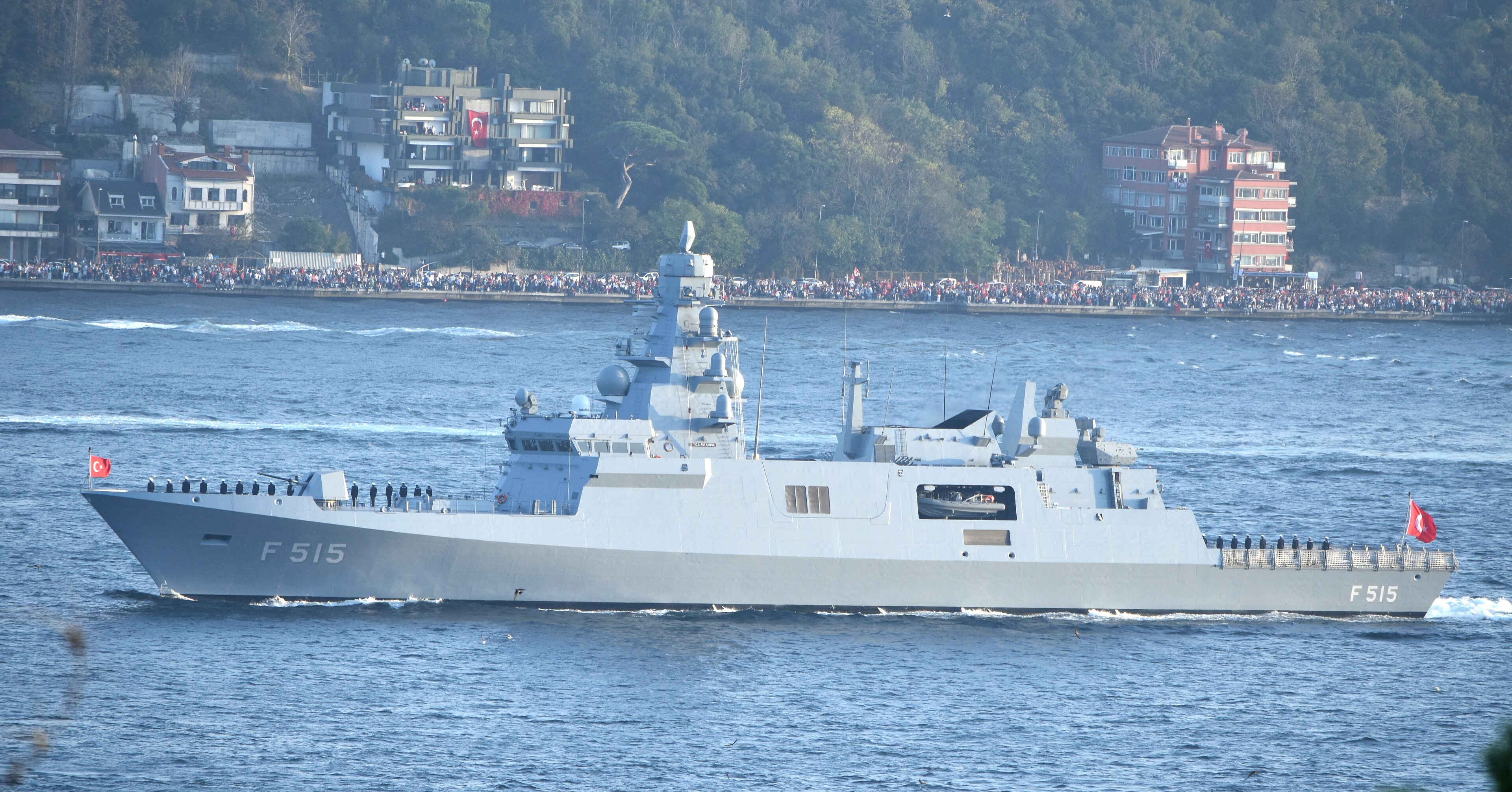 Milli fırkateyn TCG İstanbul, İstanbul Boğazı'nda (arşiv, 2023)