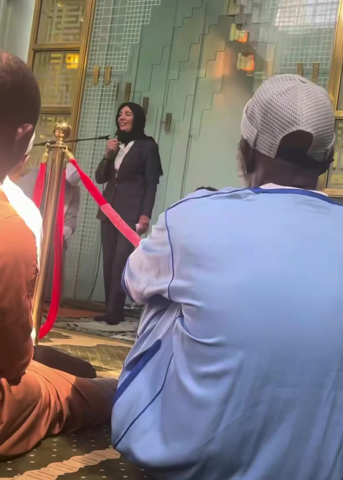 New York governor addresses mosque congregation wearing a headscarf